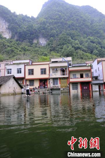 广西一村庄地下水反冒淹成"水村" 形成60亩水面